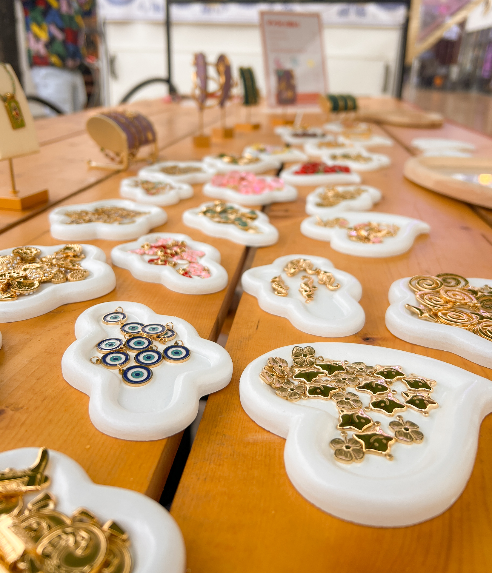 Charms gedragen door creators